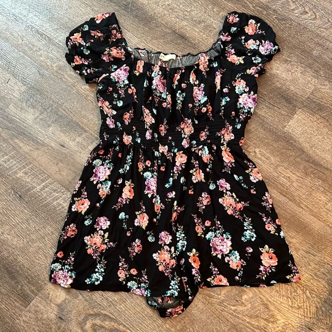 Jolt Women’s Size Large Floral Romper