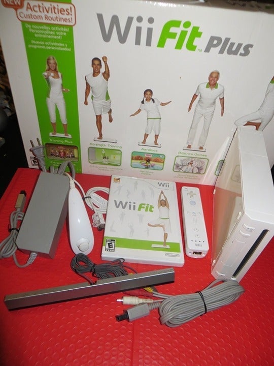 NINTENDO WII CONSOLE COMPLETE WITH WII FIT BOARD WORKOUT WORKS GREAT NO BOX