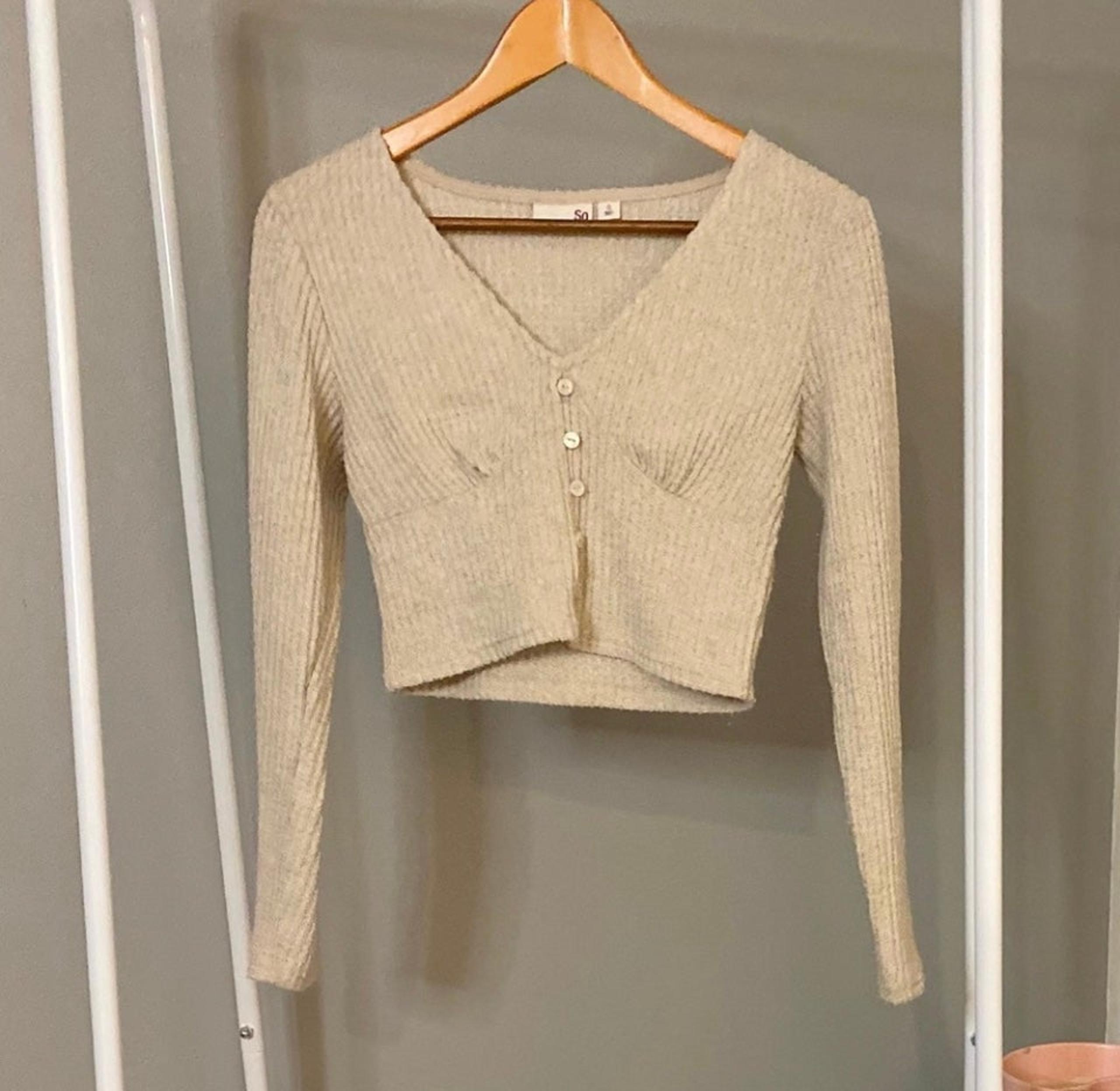 Women's Small cream/tan colored SO cropped long sleeve shirt