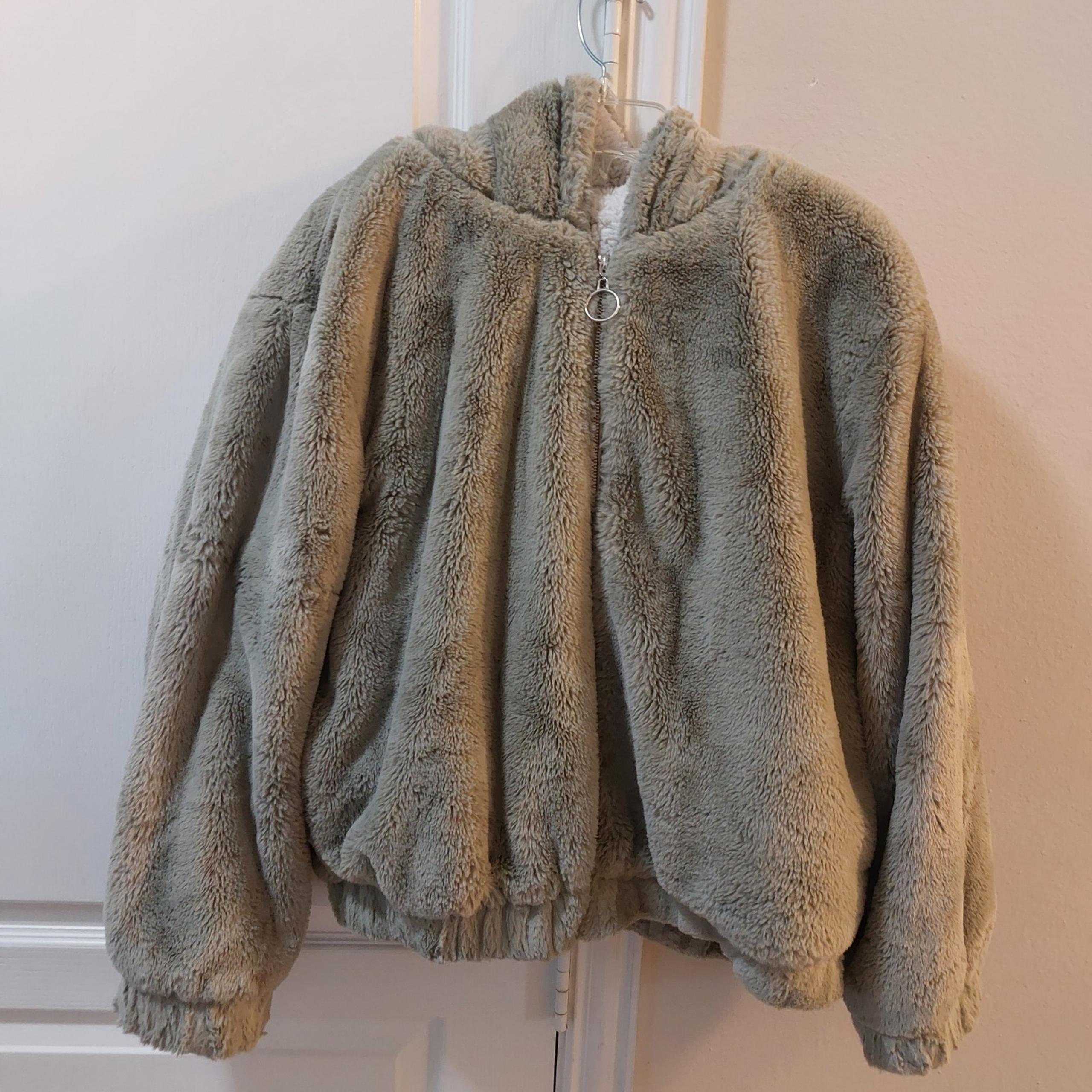 Forever 21 Women's Gray Faux Fur Winter Jacket Size Large