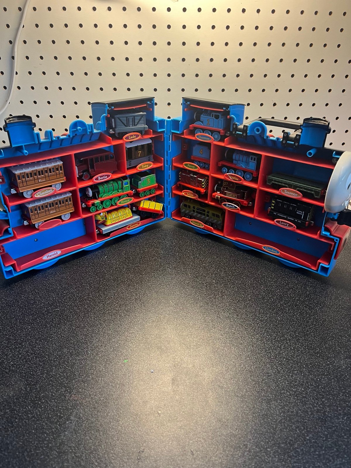 Thomas The Tank Engine Train Take Along Carrying Case 17 Car Holder w/ 17 Trains