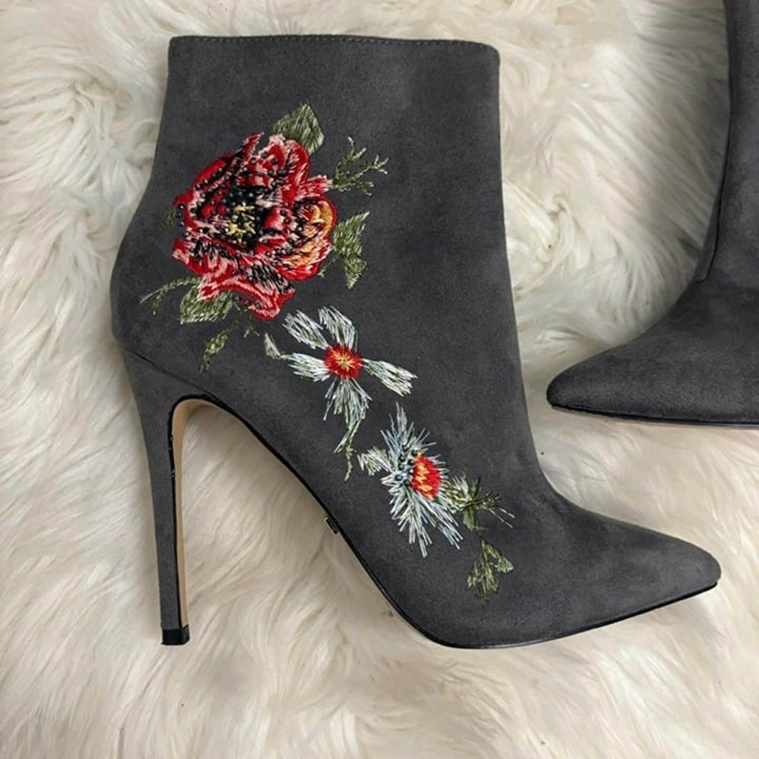 Bebe Gray Delonix Embroidered Floral Ankle Boots or Booties Faux Suede Sz 7.5
