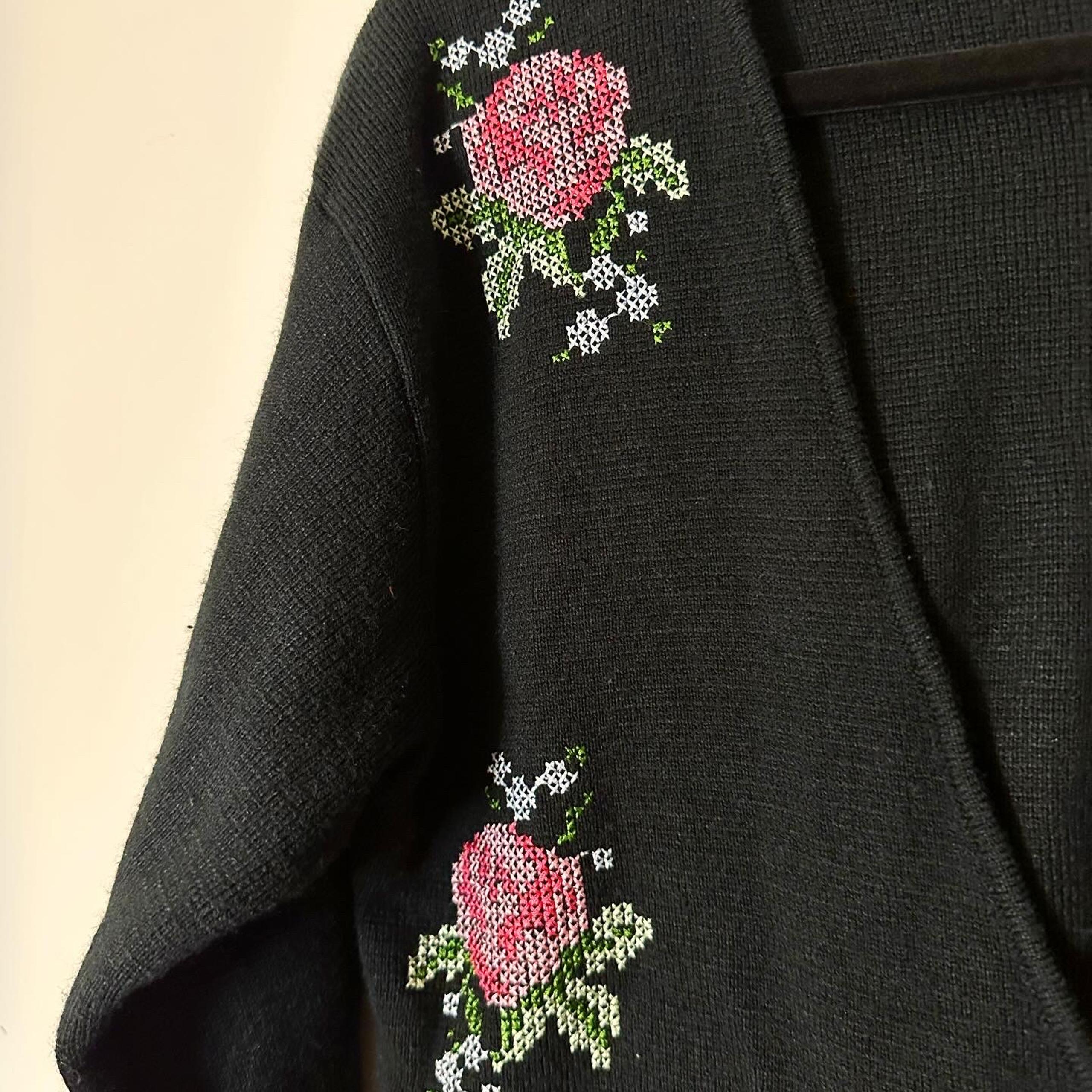 Vintage Black Needlepoint Rose Cardigan Vneck 90s Cottagecore