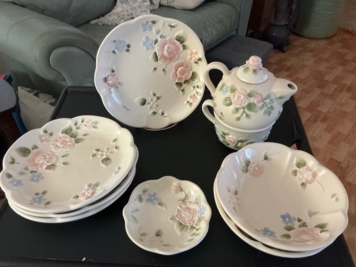 Pfaltzgraff Tea Rose Embossed Tea Set