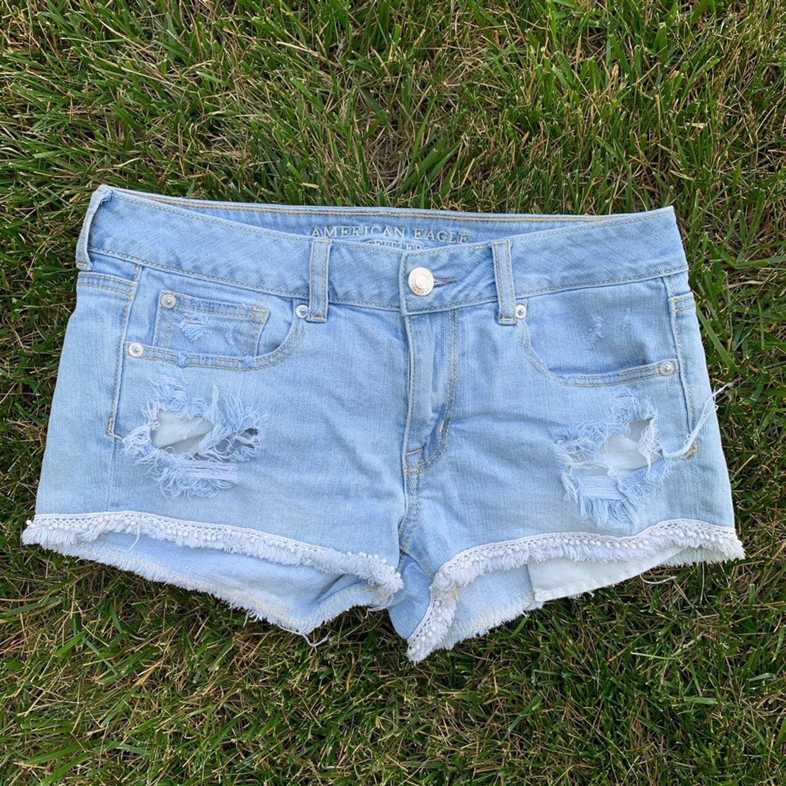 AEO distressed jean shortie shorts lace trim light wash Size 6