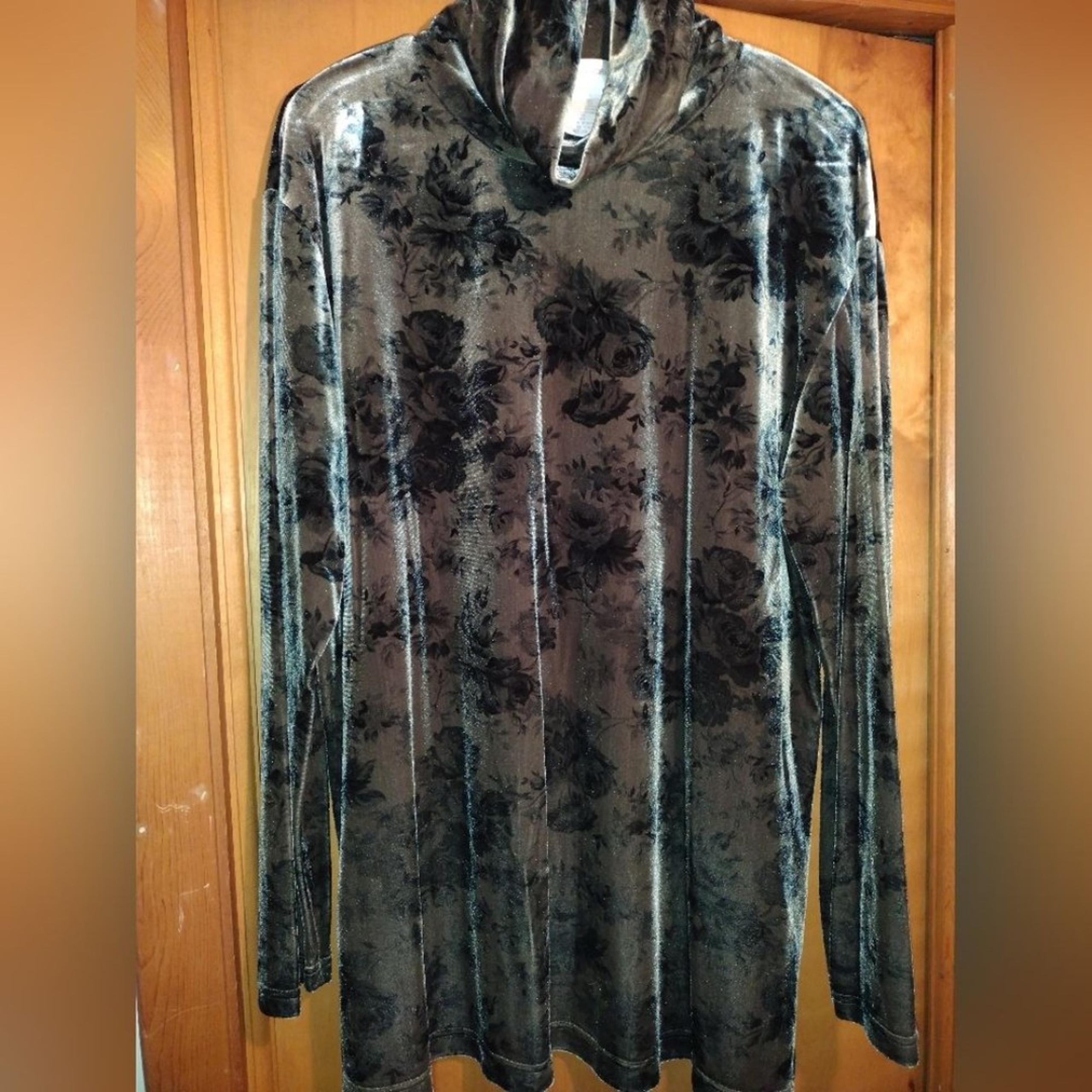 Womens Jones New York Sport Velour Top Long Sleeve Gray w/ Black Floral Pattern