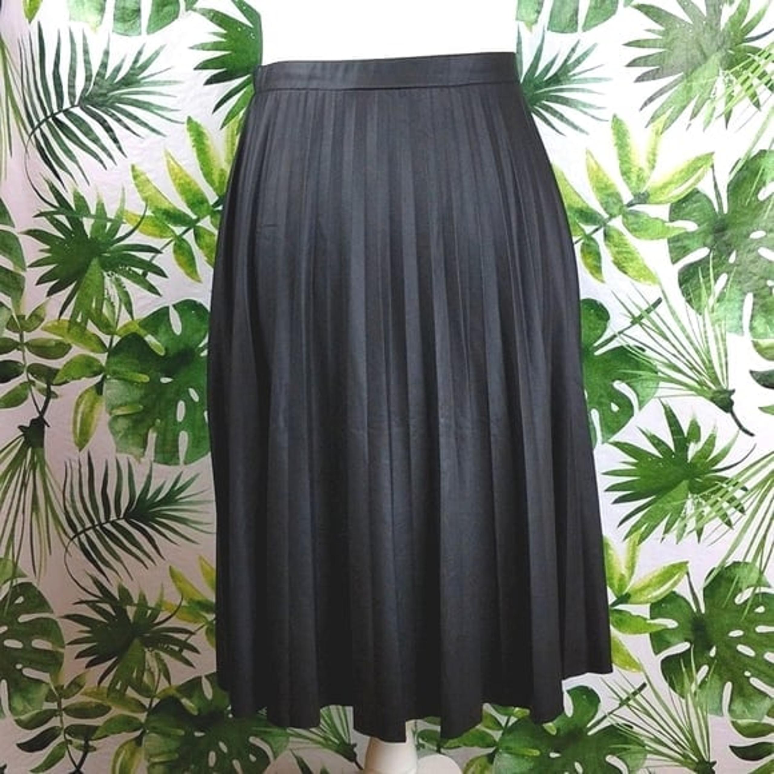 Charlotte Russe Black Pleated A-Line Midi Skirt (Size: Medium)