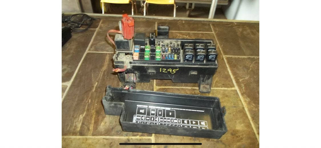 2001 2002 CHRYSLER PT CRUISER FUSE BOX ENGINE COMPARTMENT