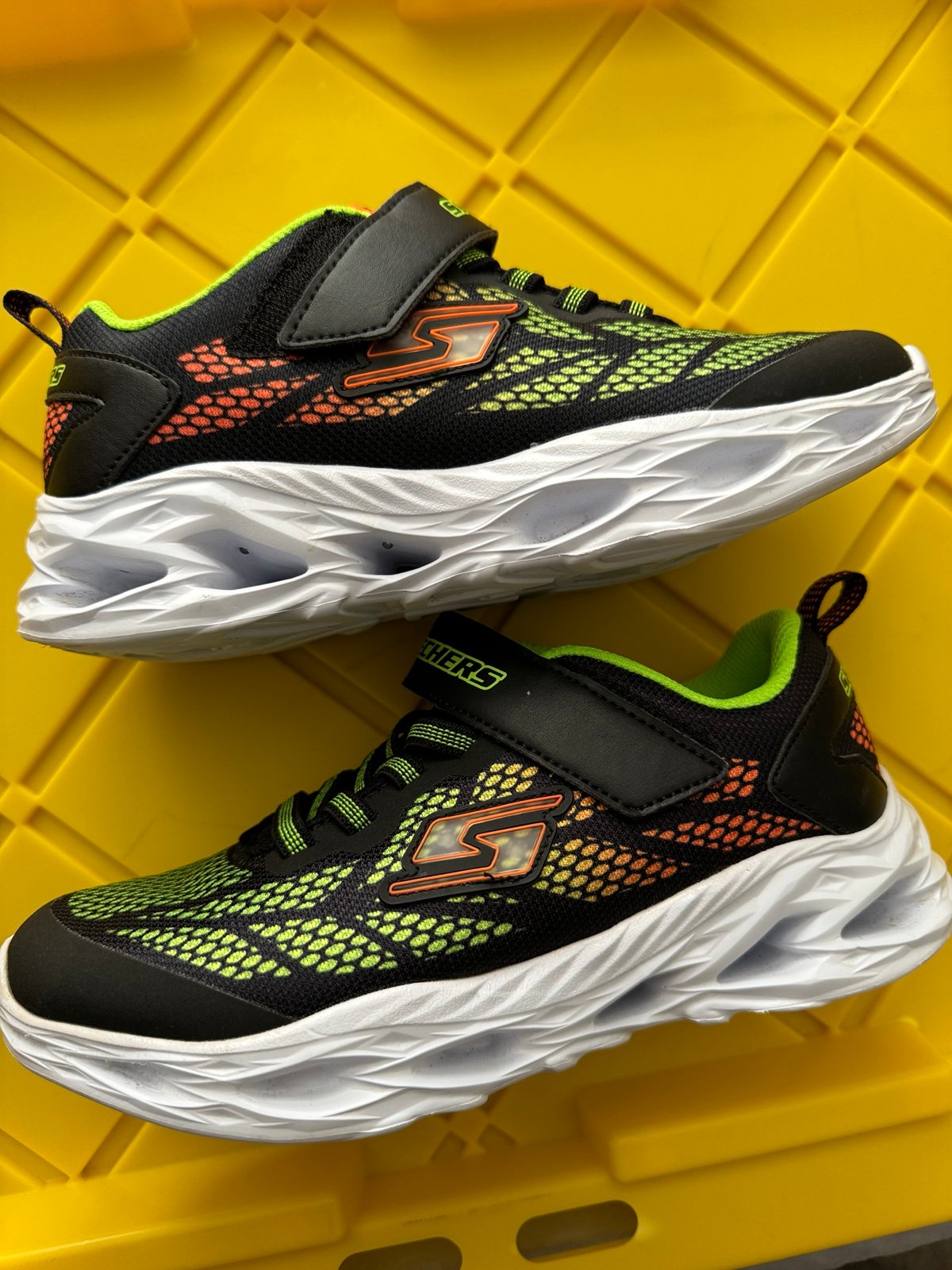 SKECHERS (HOT LIGHTS) kids shoes. Light up the night with these cool shoes
