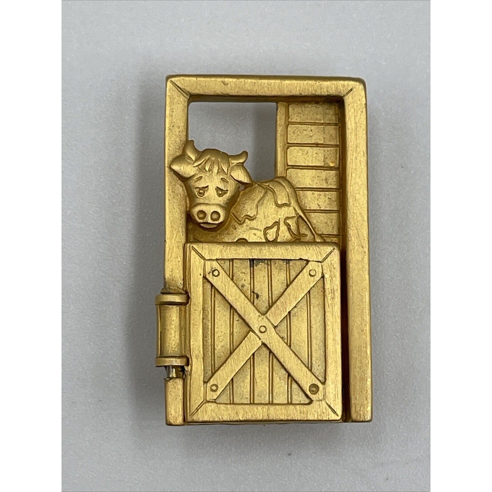 *RARE * JJ stamped Farmer Milking His Cow Brooch Open And Close Barn Fence Gold