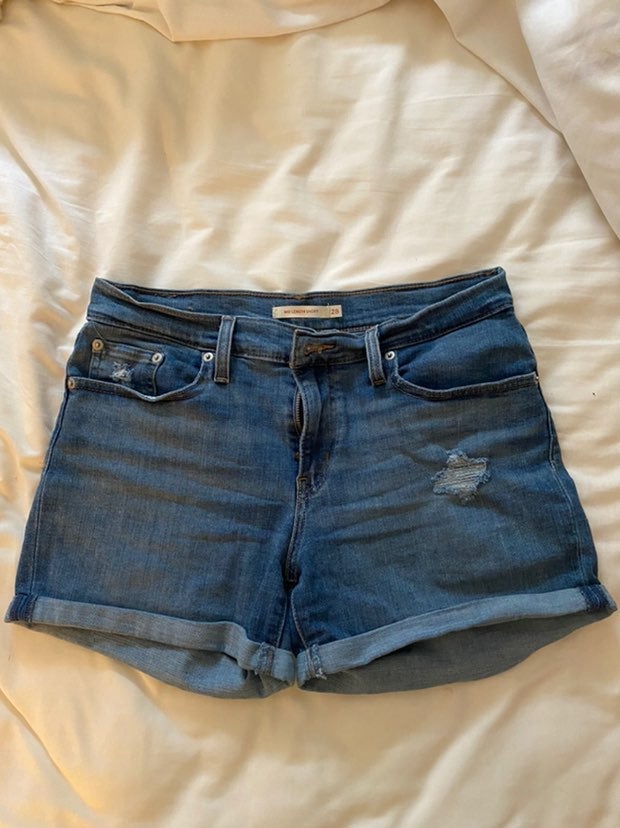 Levi's shorts size 28