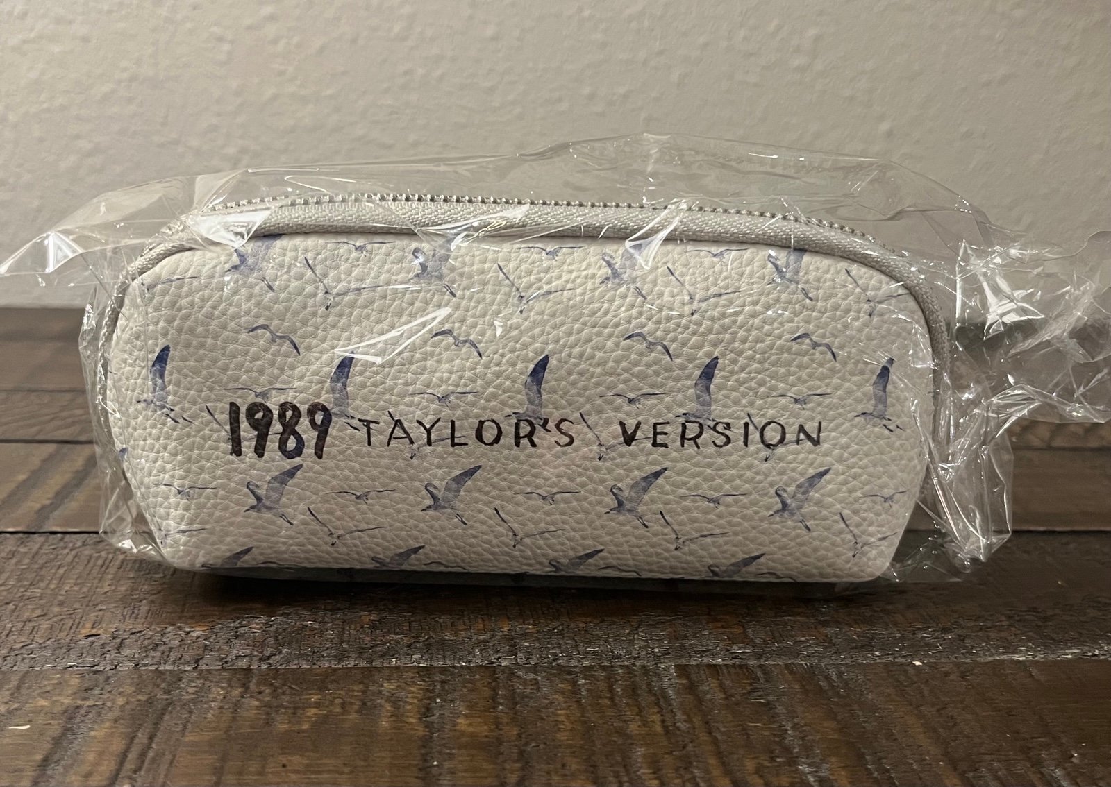 Taylor Swift 1989 (Taylor’s Version) Cream Sunglasses with Case