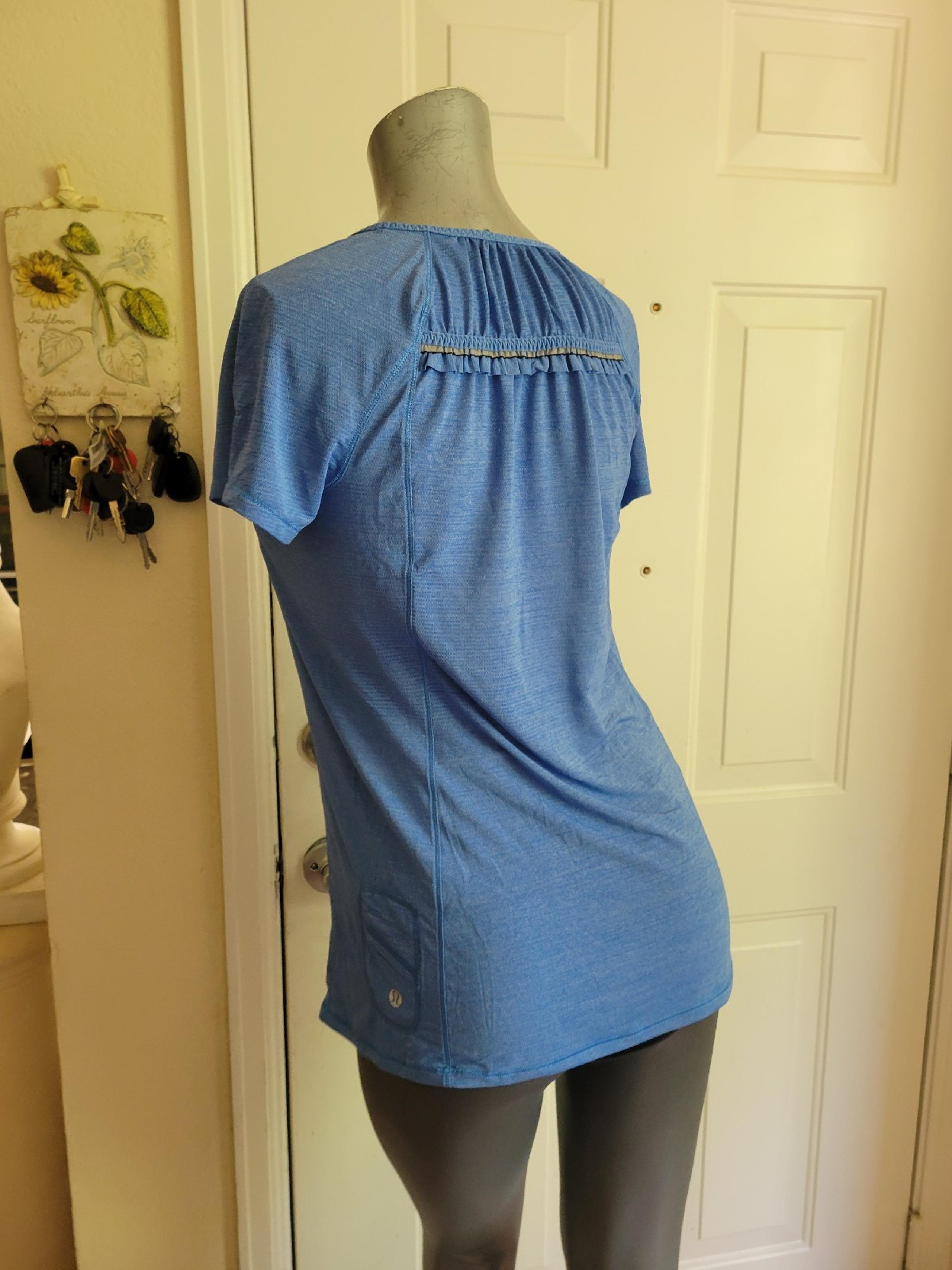 Lululemon Size 6 Blue Short Sleeve Athletic  Running Tshirt Womans