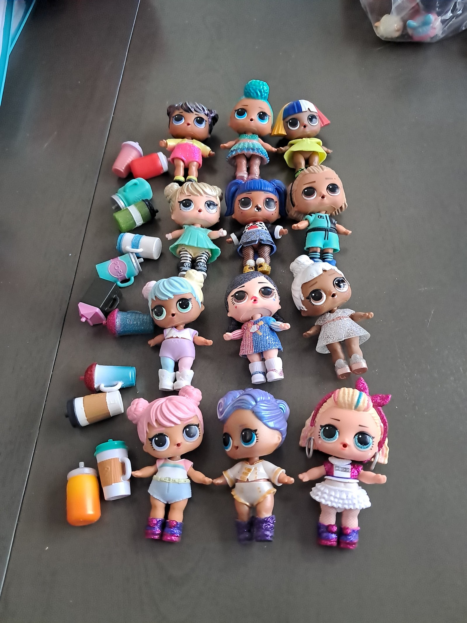 12 LOL Surprise dolls with sippy cups