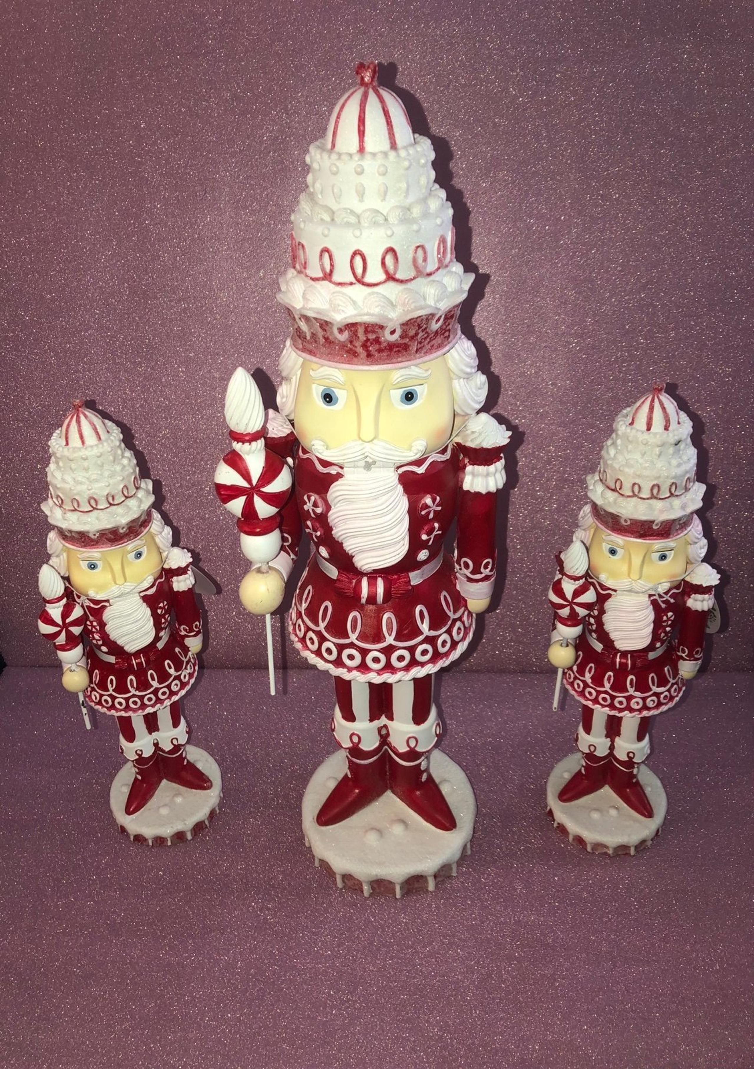 ❤️ 3 nutcrackers ❤️ Red & white.   Gorgeous ❤️