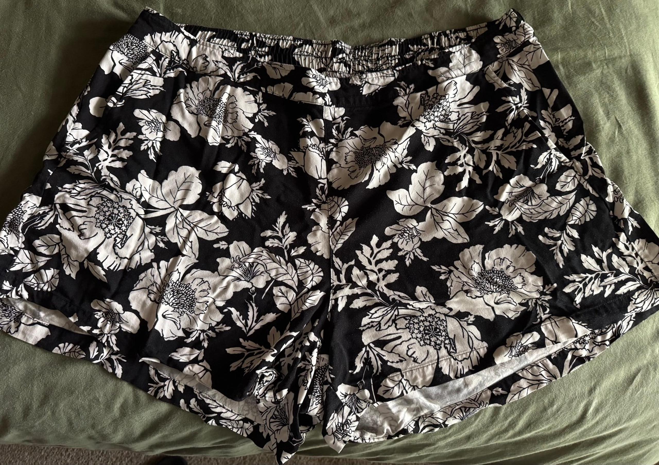 Women’s 2XL Black & White Flower Print Dress Shorts
