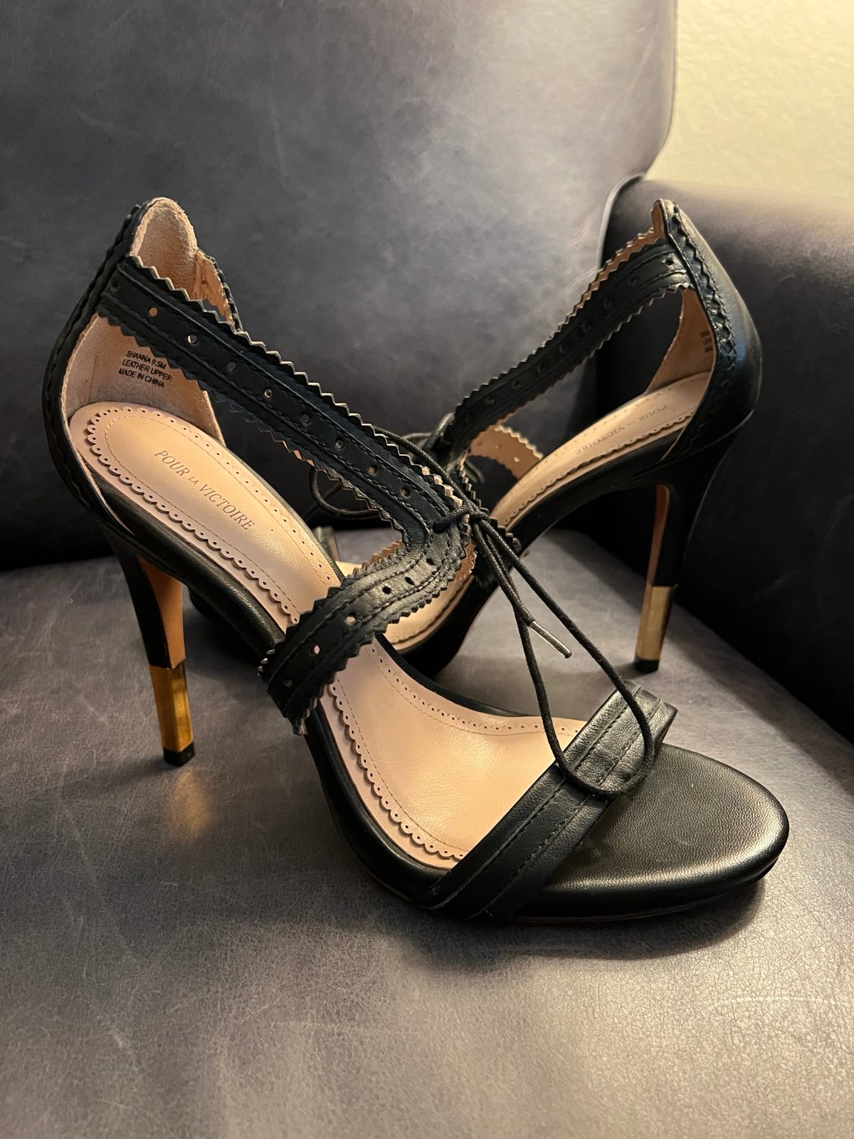 Pour La Victoire Shanna Black Leather Scalloped Tie Front Heels Sandals 9.5 NEW