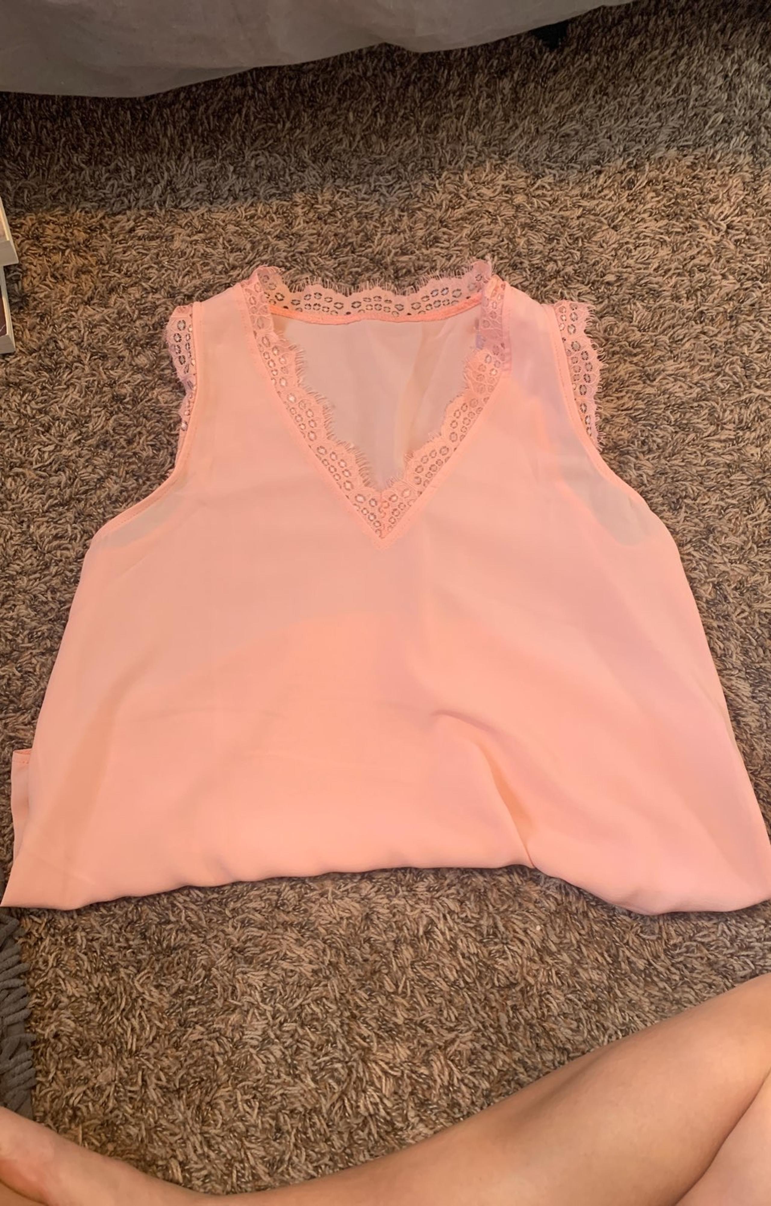 pink top