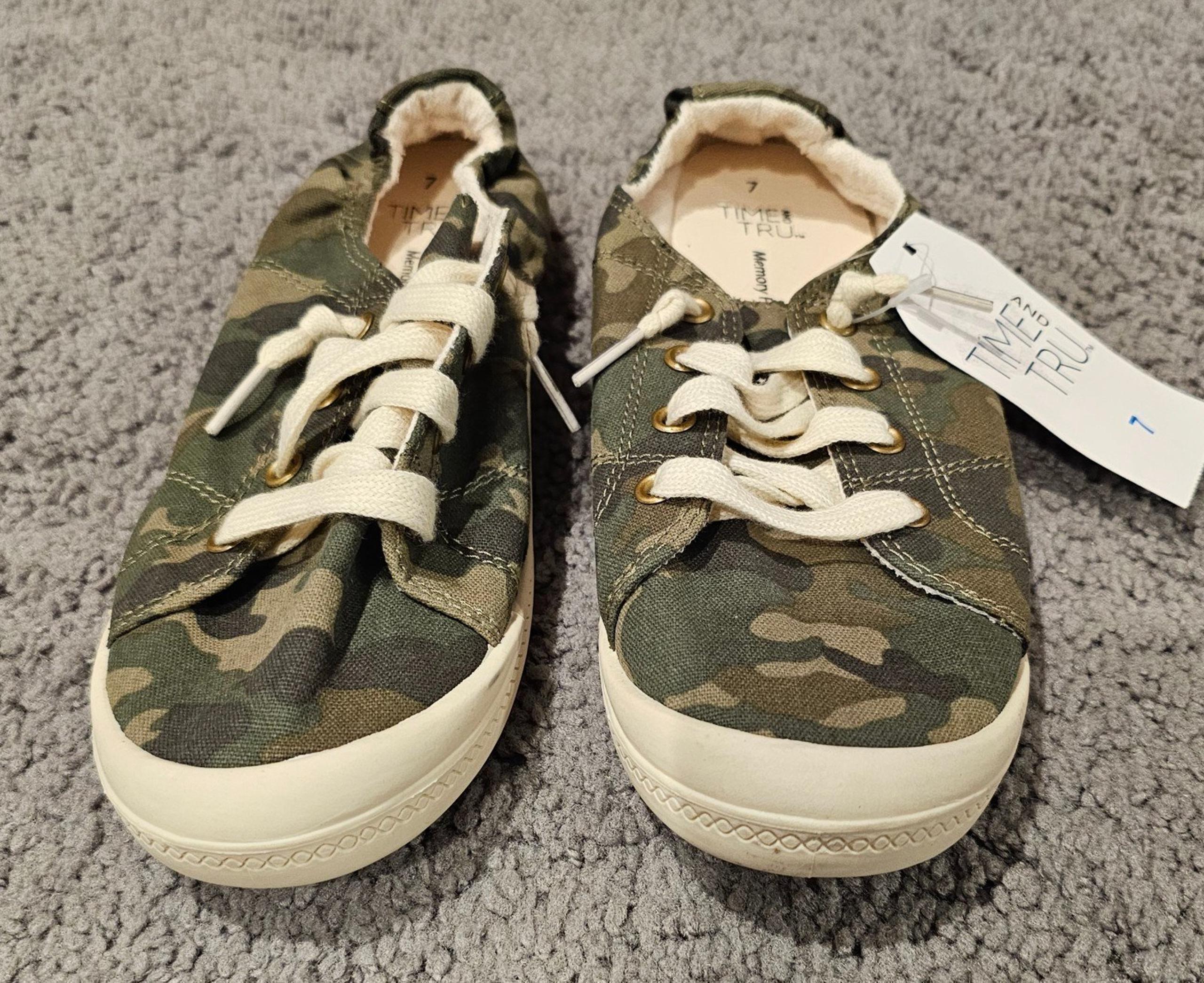 Time and Tru Women's Scrunch Back Slip-On Sneaker. Size 7
