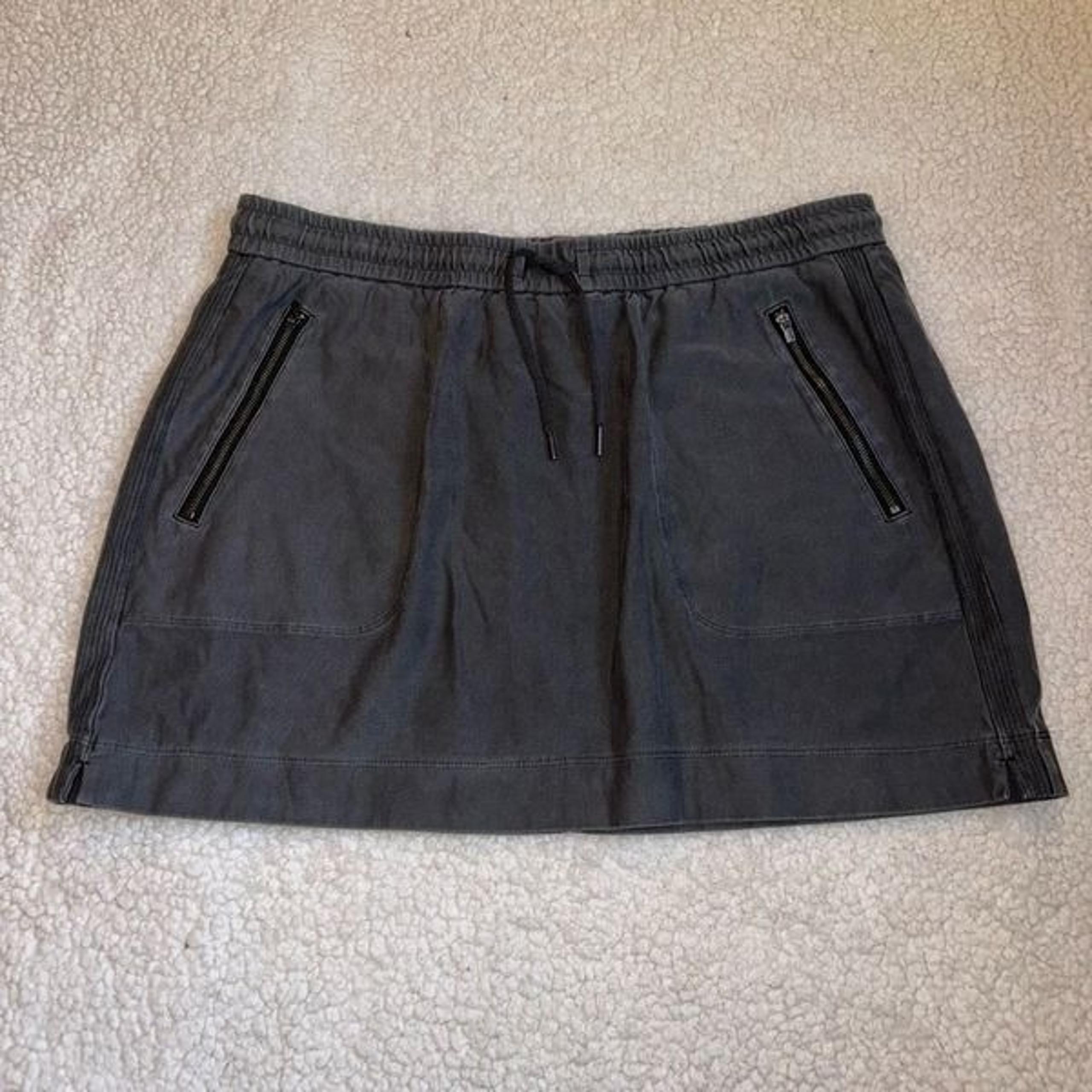 Athleta 14 Drawstring Active Women’s Skirt Black Gray Stone Wash Pockets EUC