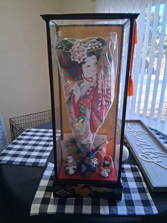 Vintage Japanese Geisha music box in case w/two vintage Daruma dolls