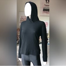 Beyond Yoga waffle knit hooded sweater In black color Size Large