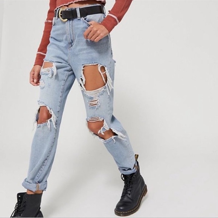 BDG Mom High Rise Distressed Jeans Size 25