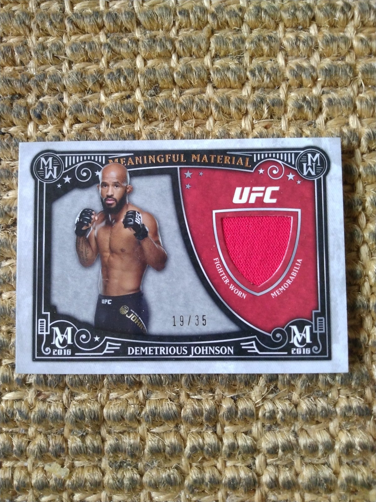 UFC Topps SP 19/35 Demetrious Johnson MEANINGFUL RELIC GOLD OUT OF PRINT