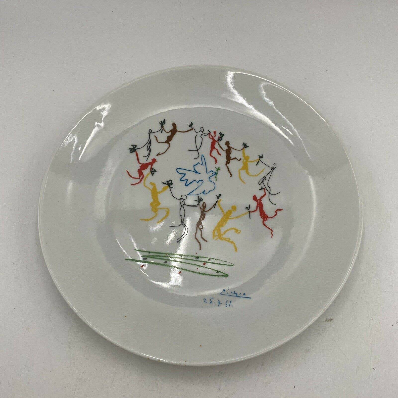 A World Peace plate signed with Picasso 25.7.61 in printed decor Diameter 24 cm,
