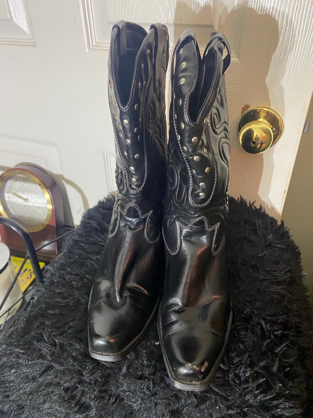 Western boots on the ground