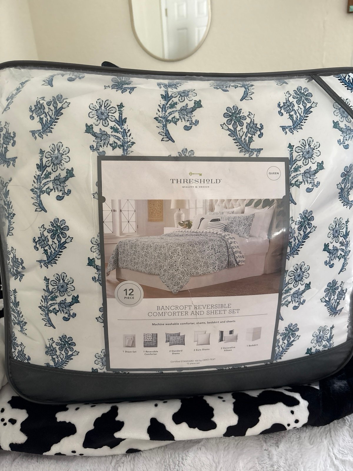 Threshold comforter & sheet set queen size