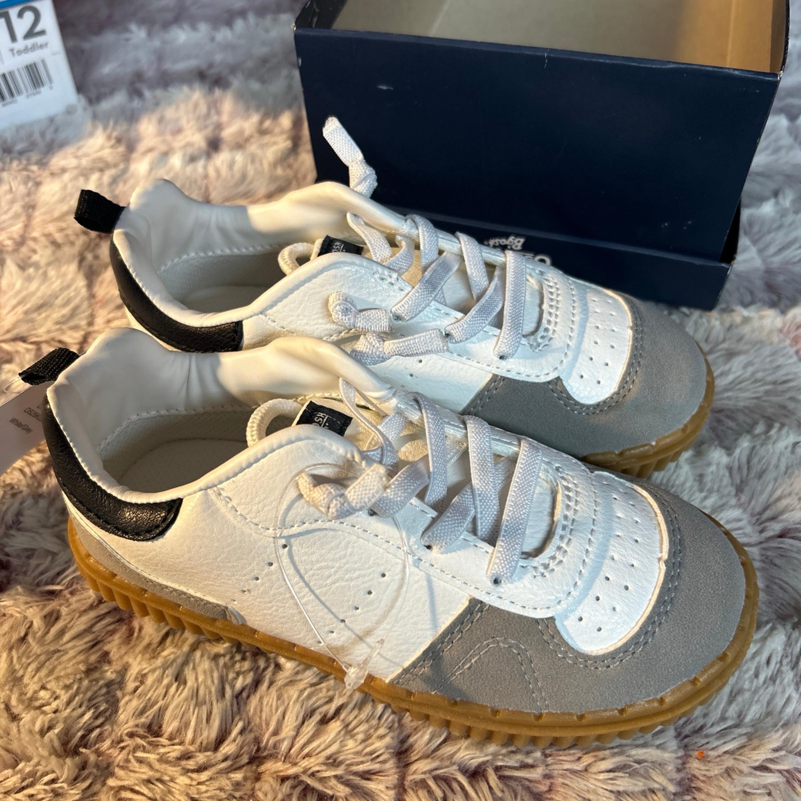 Boys oshkosh Bgosh Sneaker
Size 11