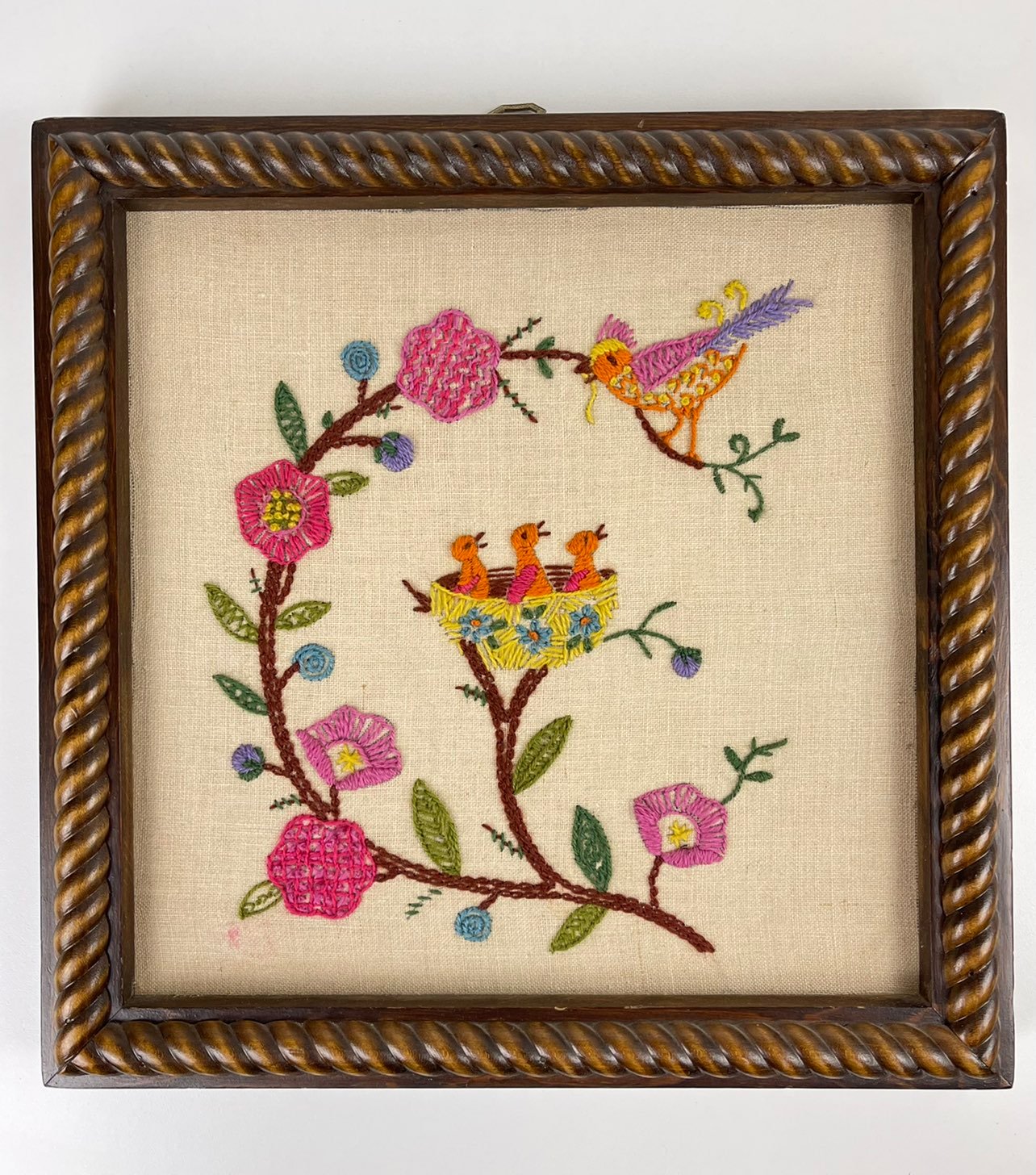 Vtg Crewel Embroidery FLORAL Bird Motif NEEDLEPOINT Carved Barley Twist Framed.