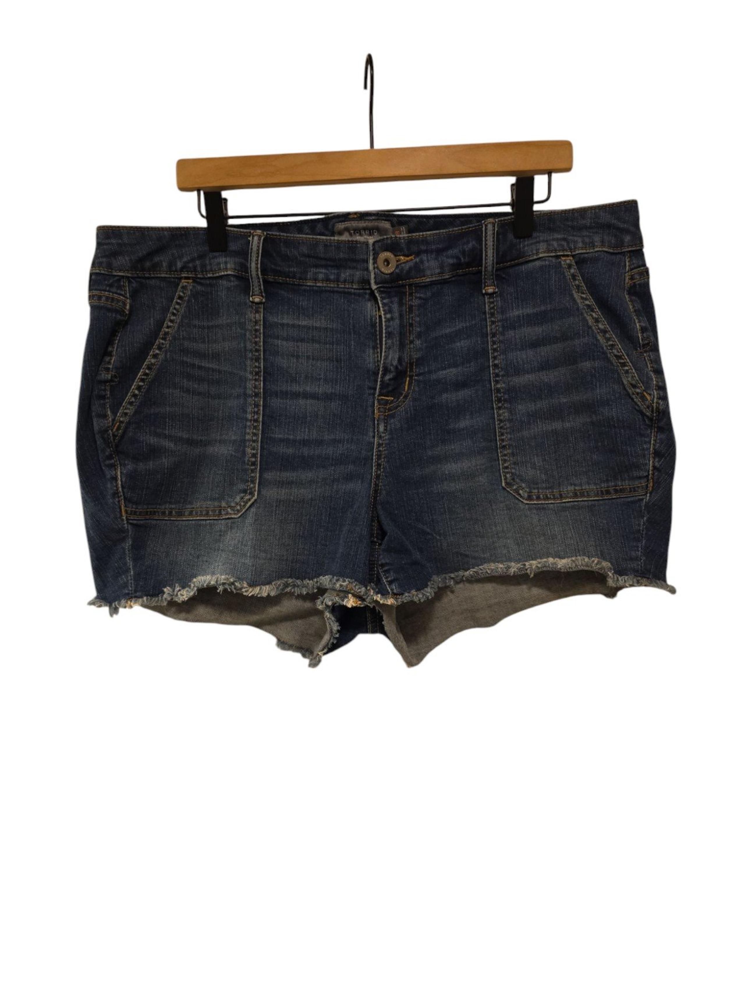 Torrid, Jean Shorts, Cargo Style Pockets, Stretchy, Frayed Hemline, Women's Sz18