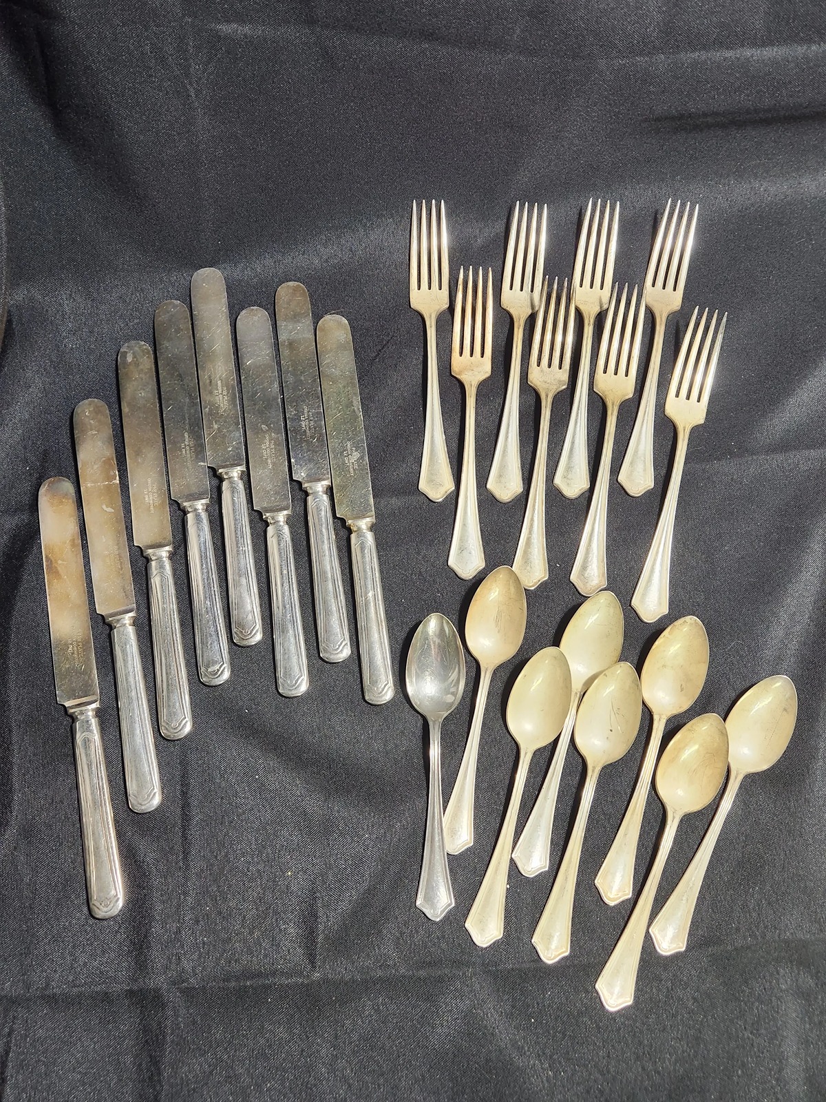 1917 Vernon / Ashley - Oneida Community Par Plate 24-piece - Service for 8