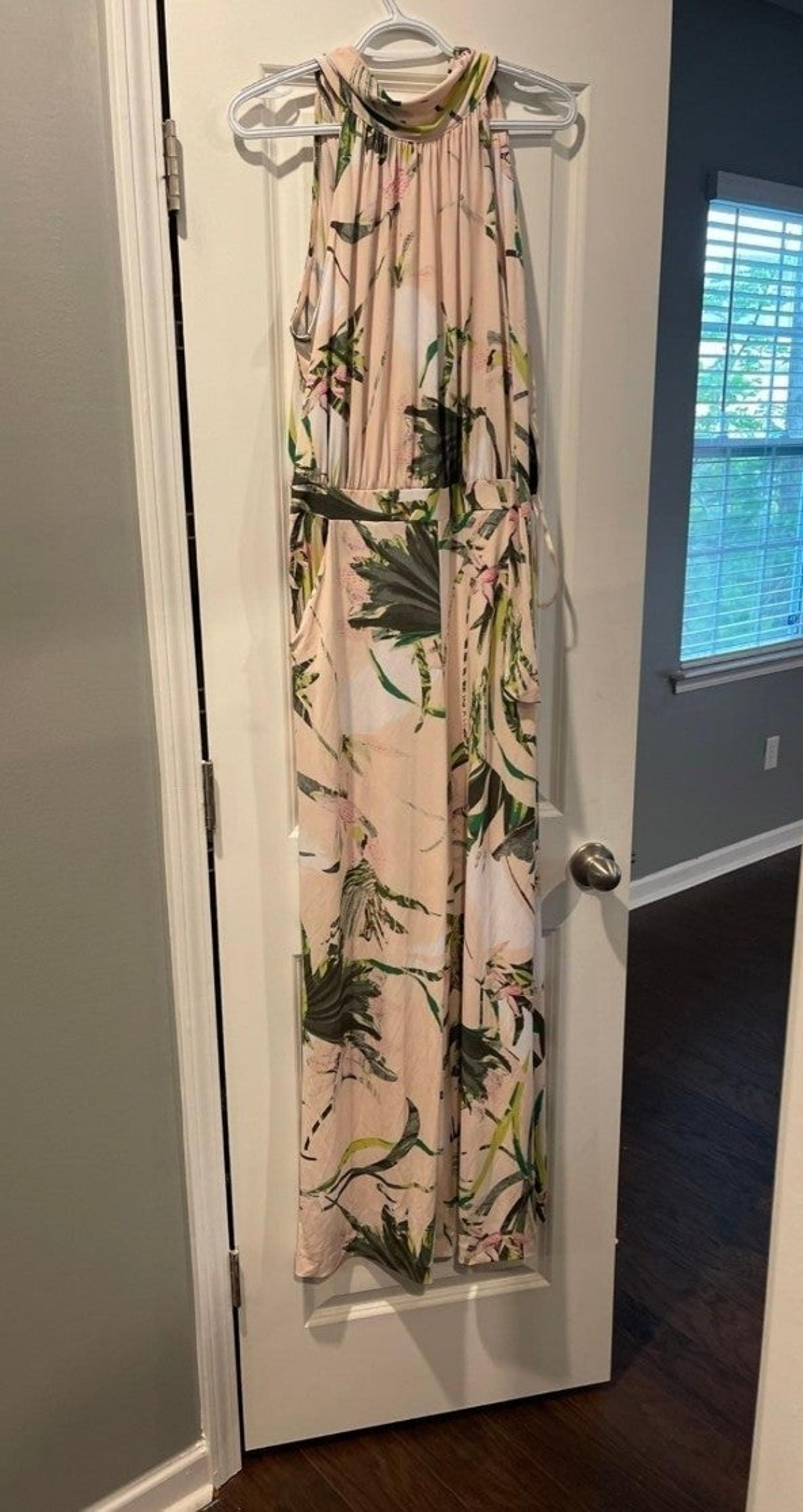 New York & company light pink tropical floral romper
Jumpsuit