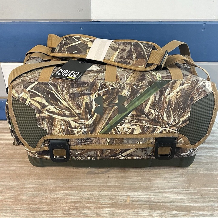 Under Armour Realtree Camo Utility Duffle Weekender Bag 18 x 10 x 10 Rare SAMPLE