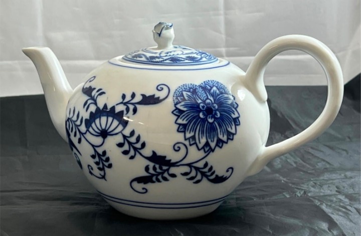 Small teapot with lid