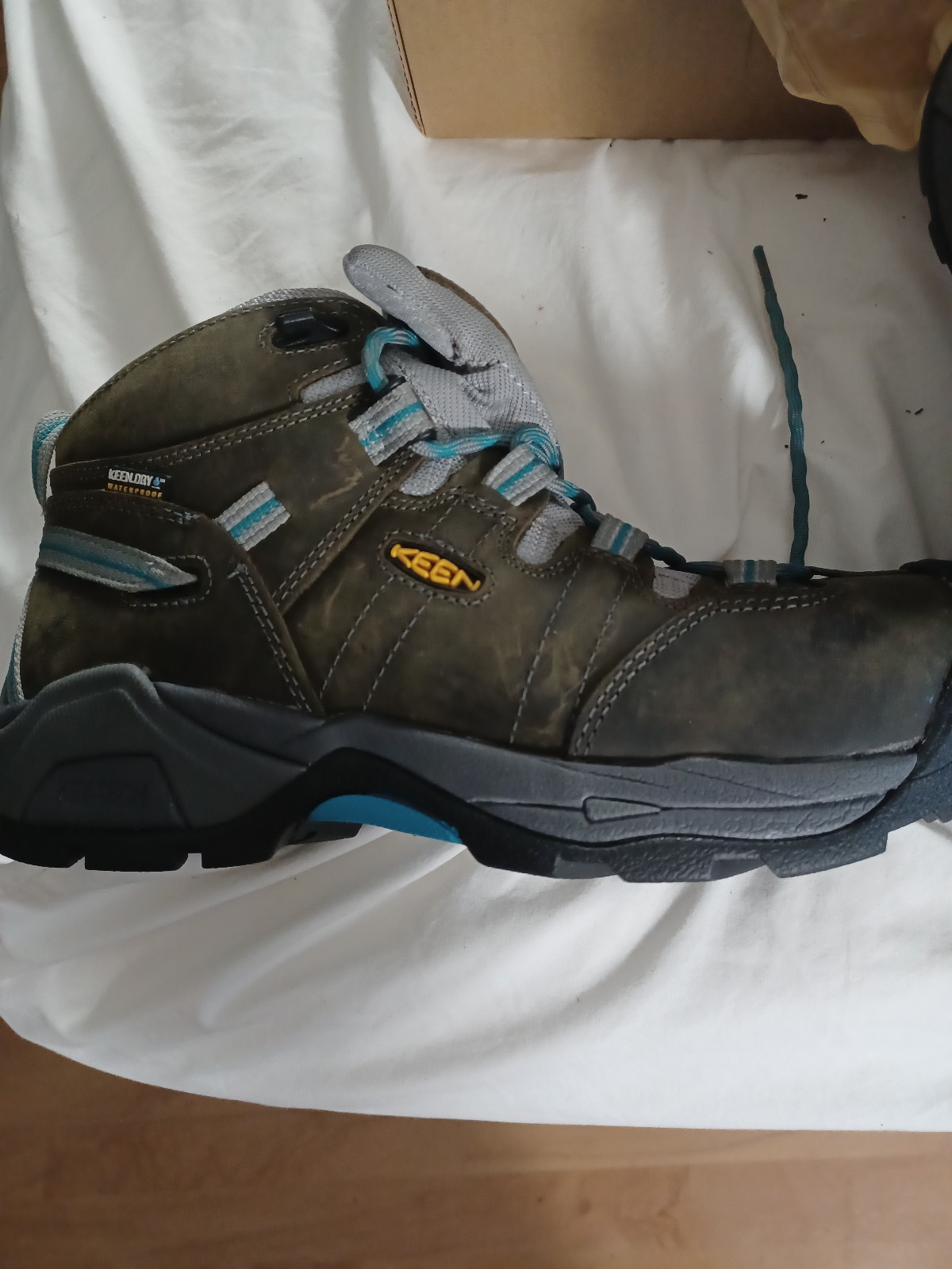 Brand new KEEN unisex steel safety toe shoes size 6.5 men or 9 womens