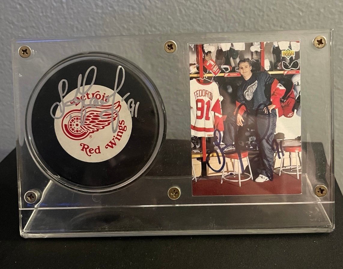 Detroit Red Wings Sergei Fedorov Autographed Puck And Hockey Card