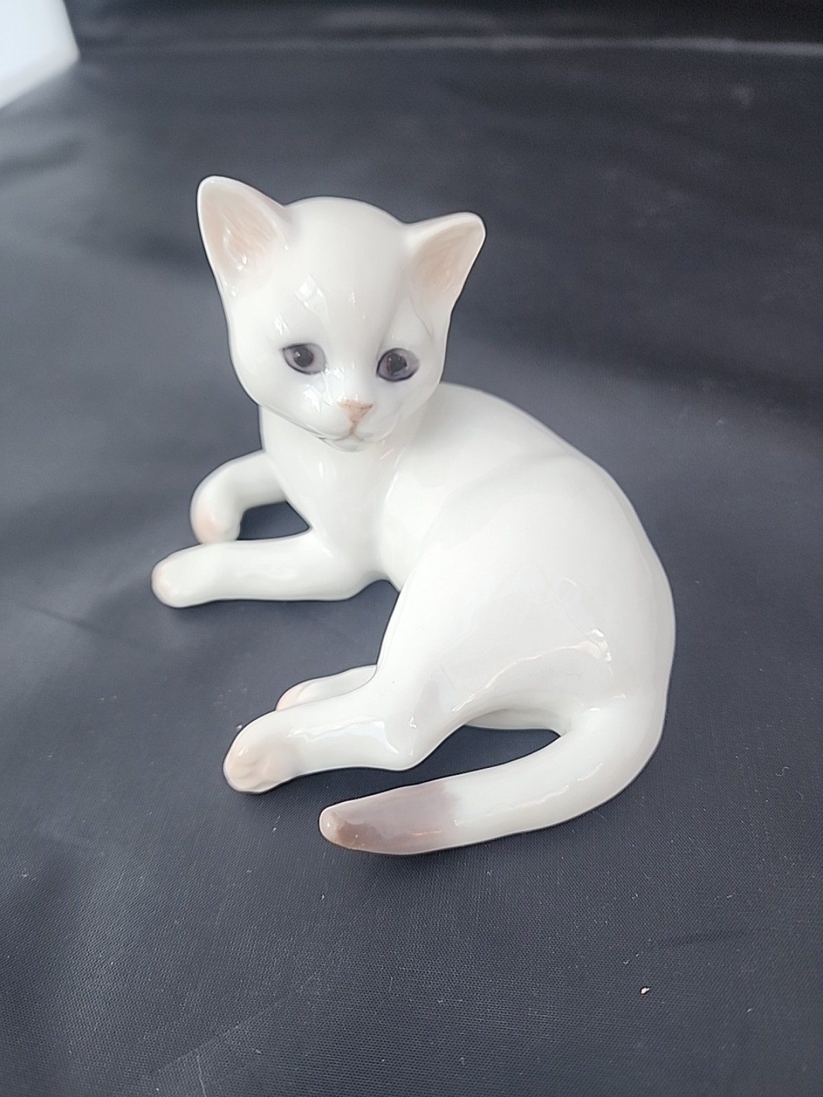EC Vintage Bing and Grondahl Reclining White Cat Fine Porcelain Figurine #2504