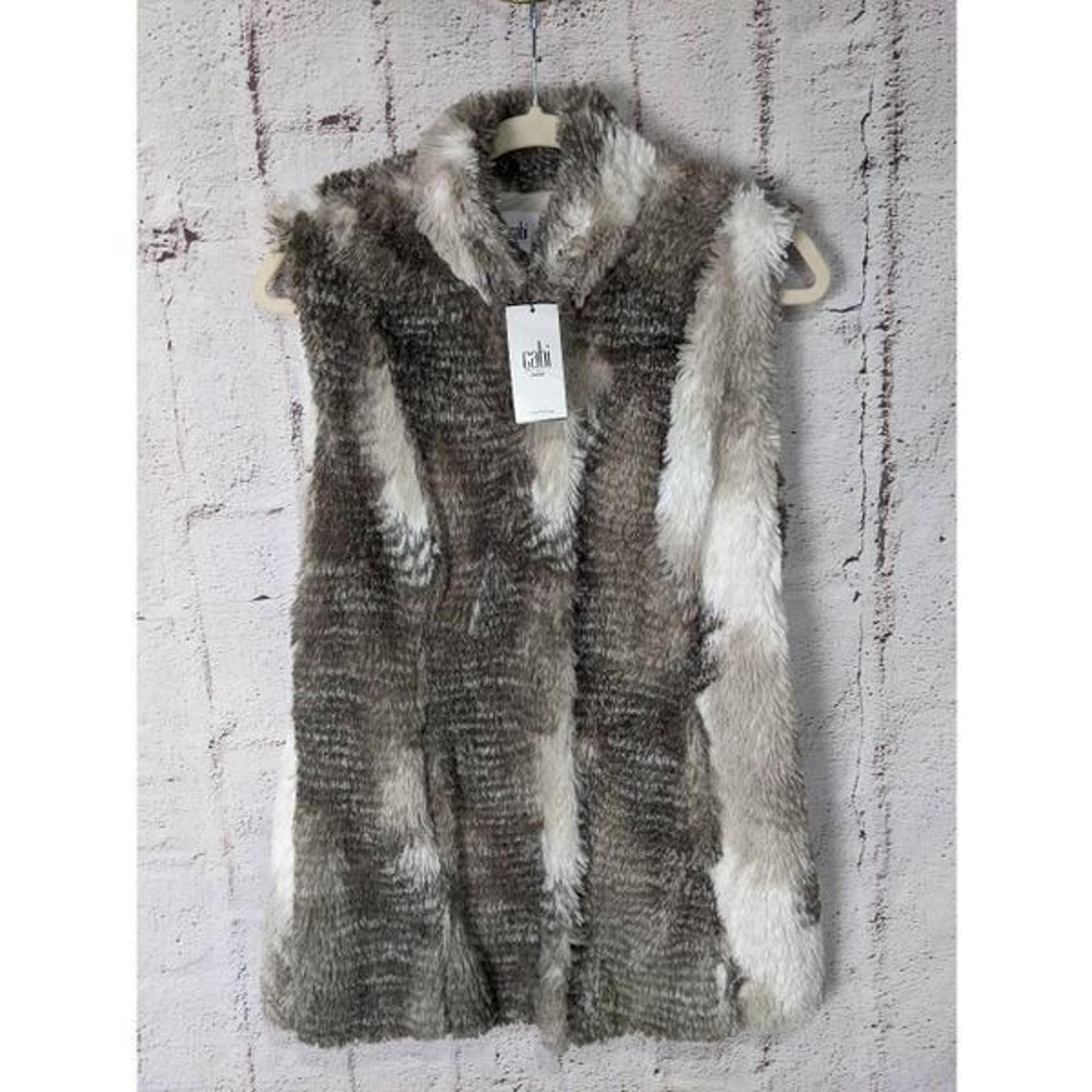Cabi Women’s Aspen Cream Gray Faux Fur Fluffy Vest Full Zip Soft Sz S Small NWT