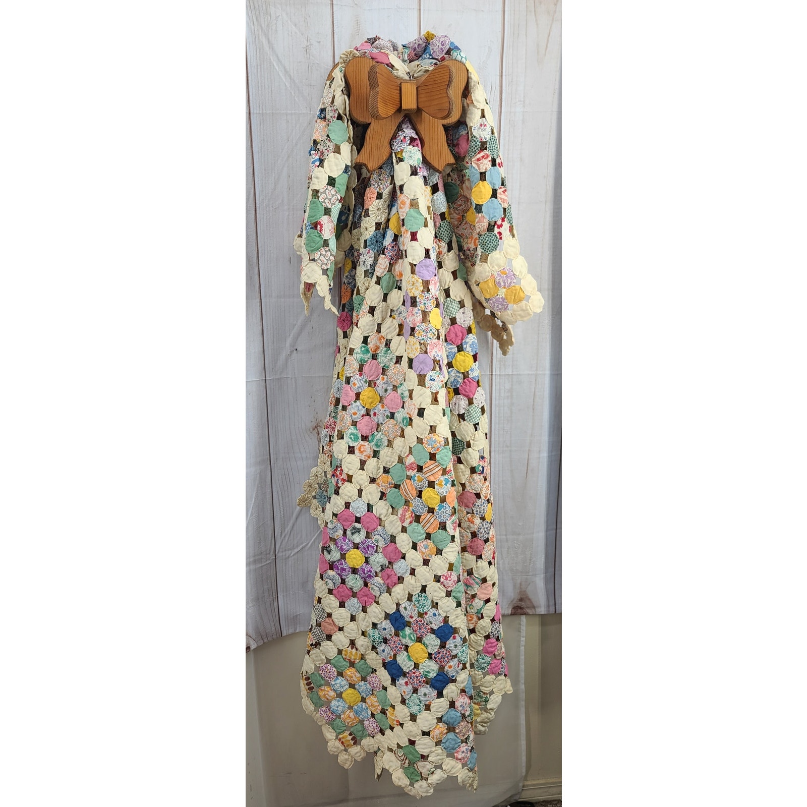 Vintage Hand Stitched YoYo Pinwheel Quilt w/Wood Display Wall Hanger 75 x 90