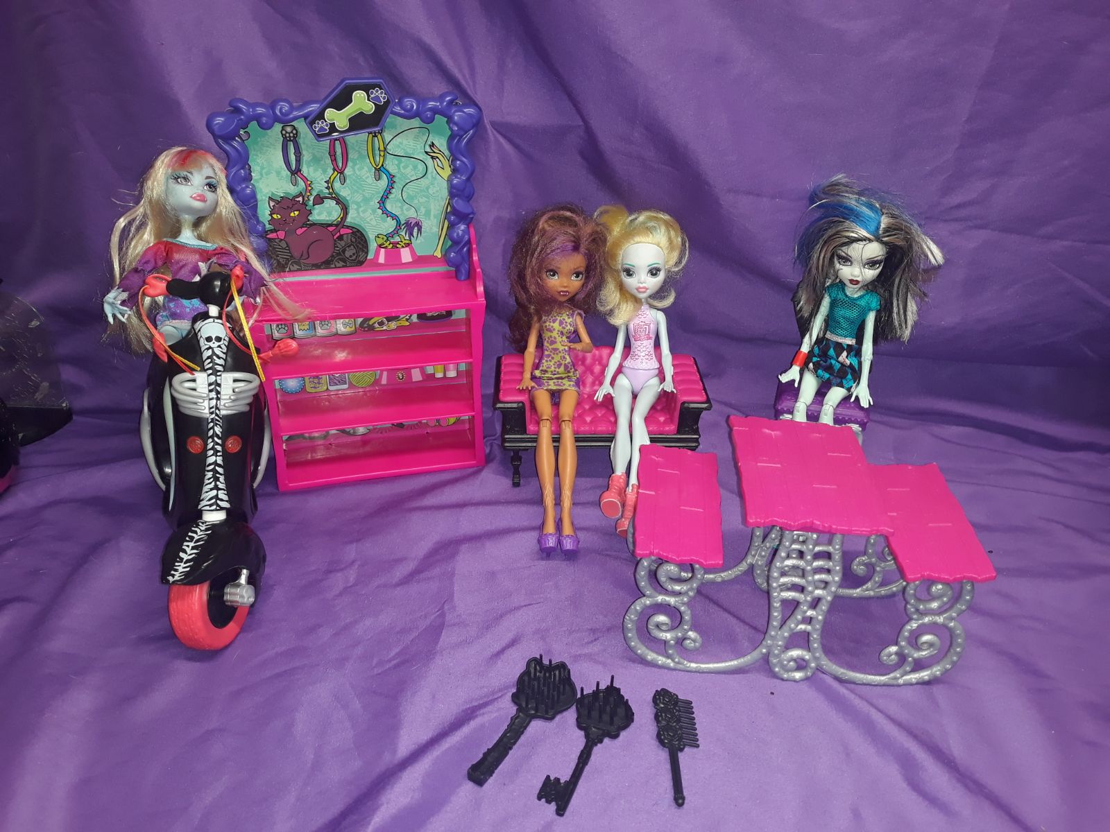 Monster high dolls and accessories lot 1
