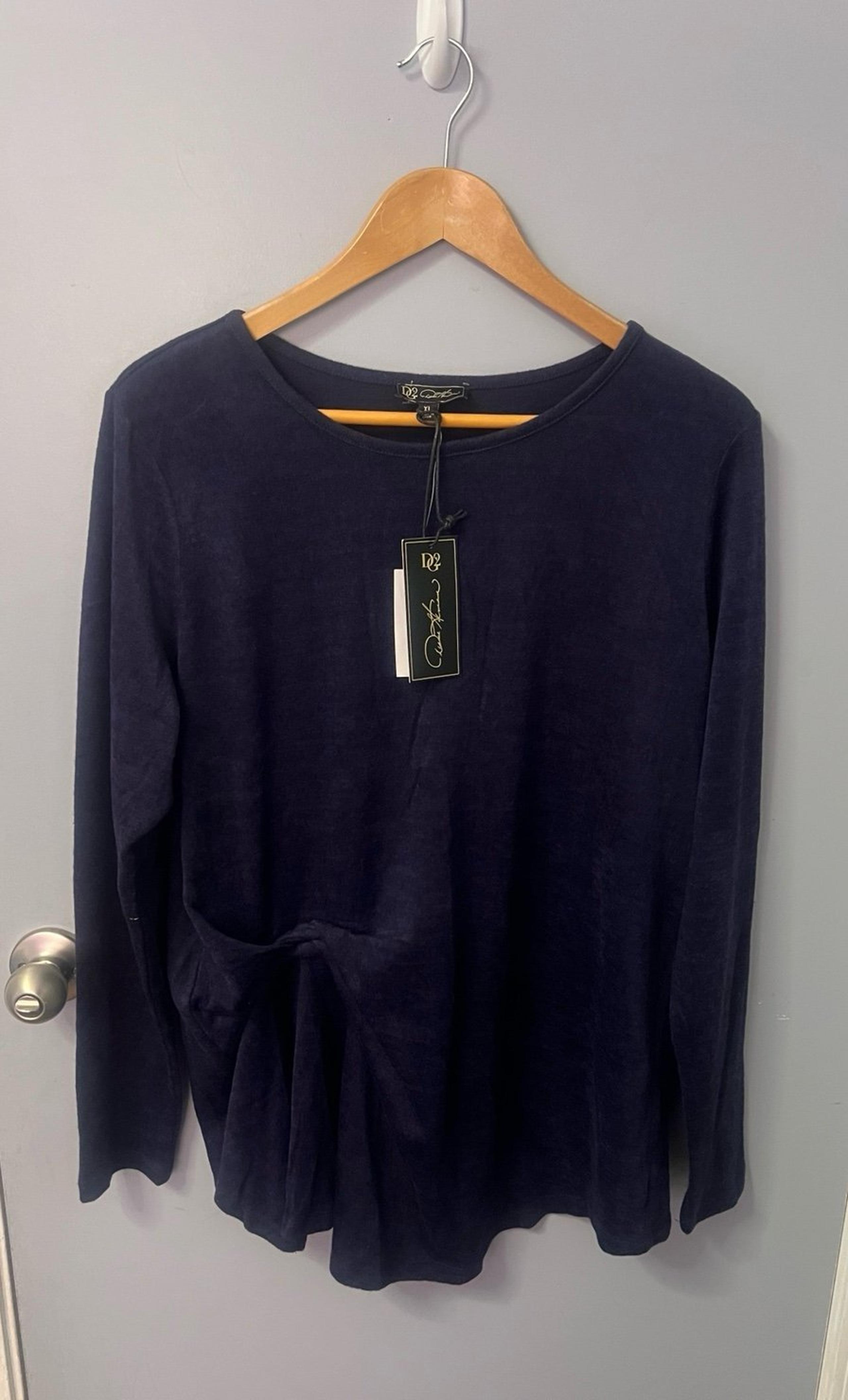 DG2 Diana Gilman NWT Navy Blue soft sweater, Ties On Front/Side. Sz XL. New.