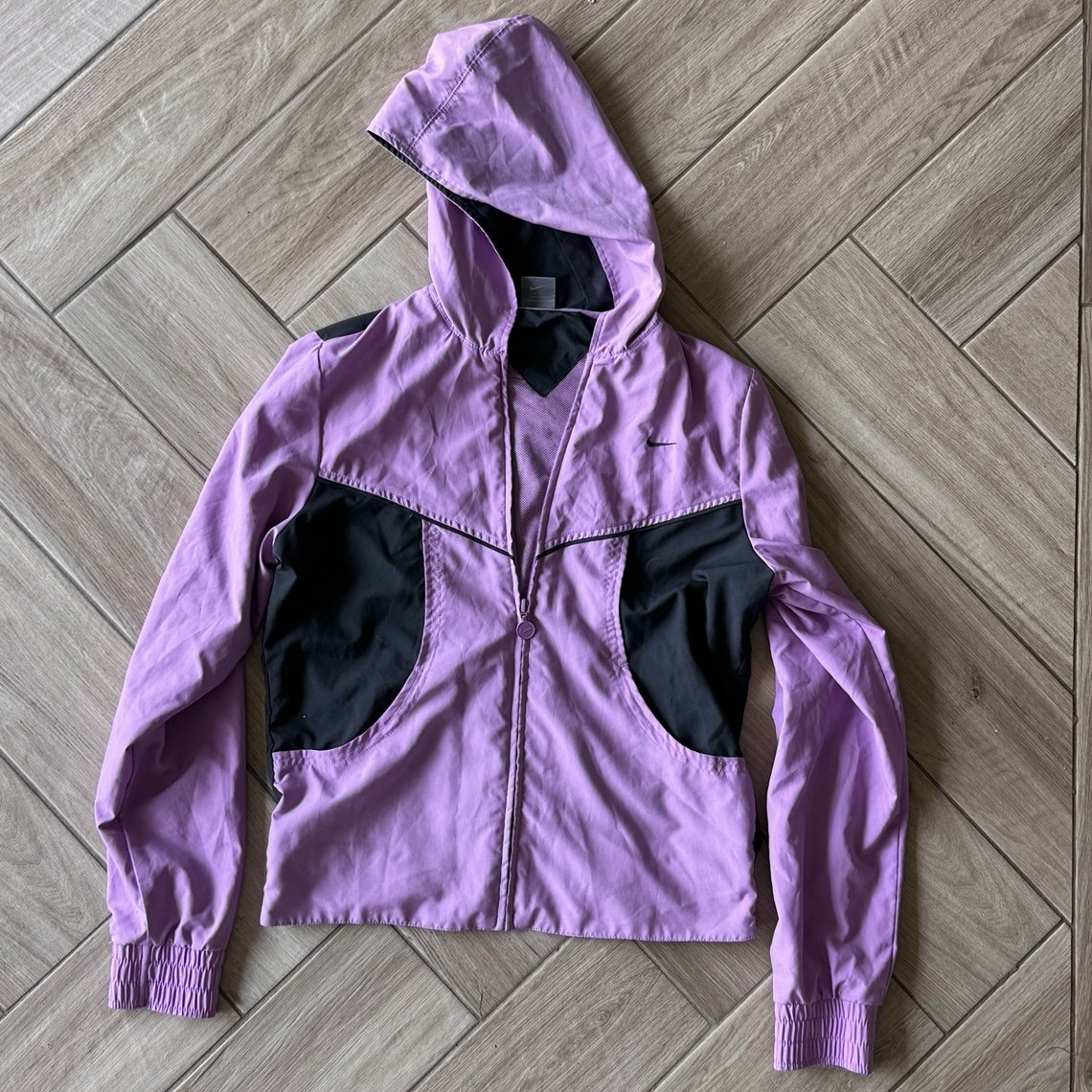 Nike women’s lightweight jacket size medium