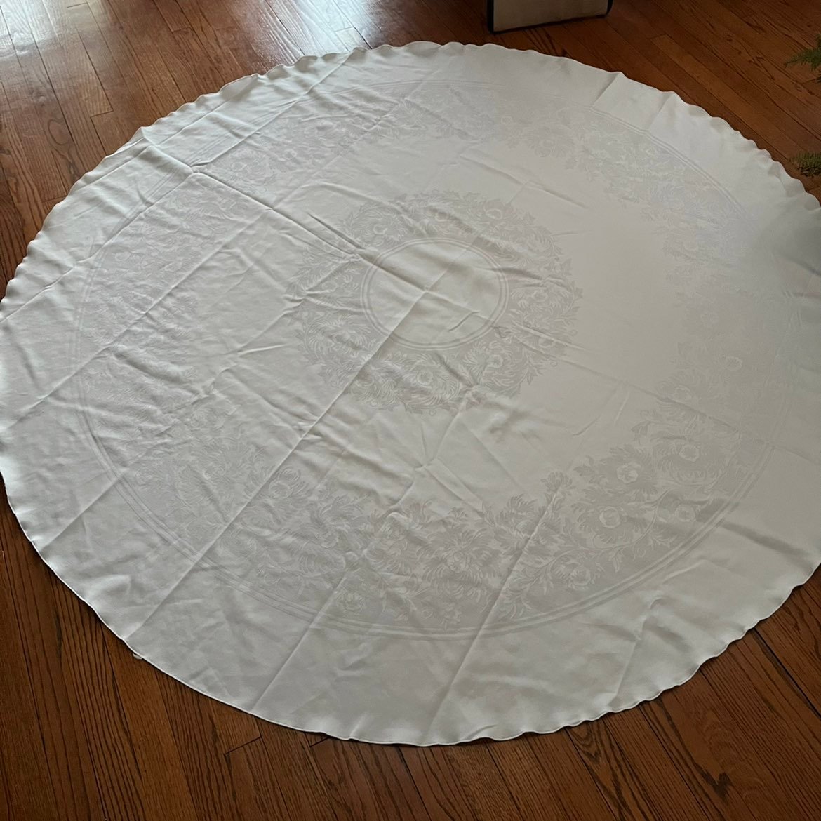 EUC 70 round medallion tablecloth