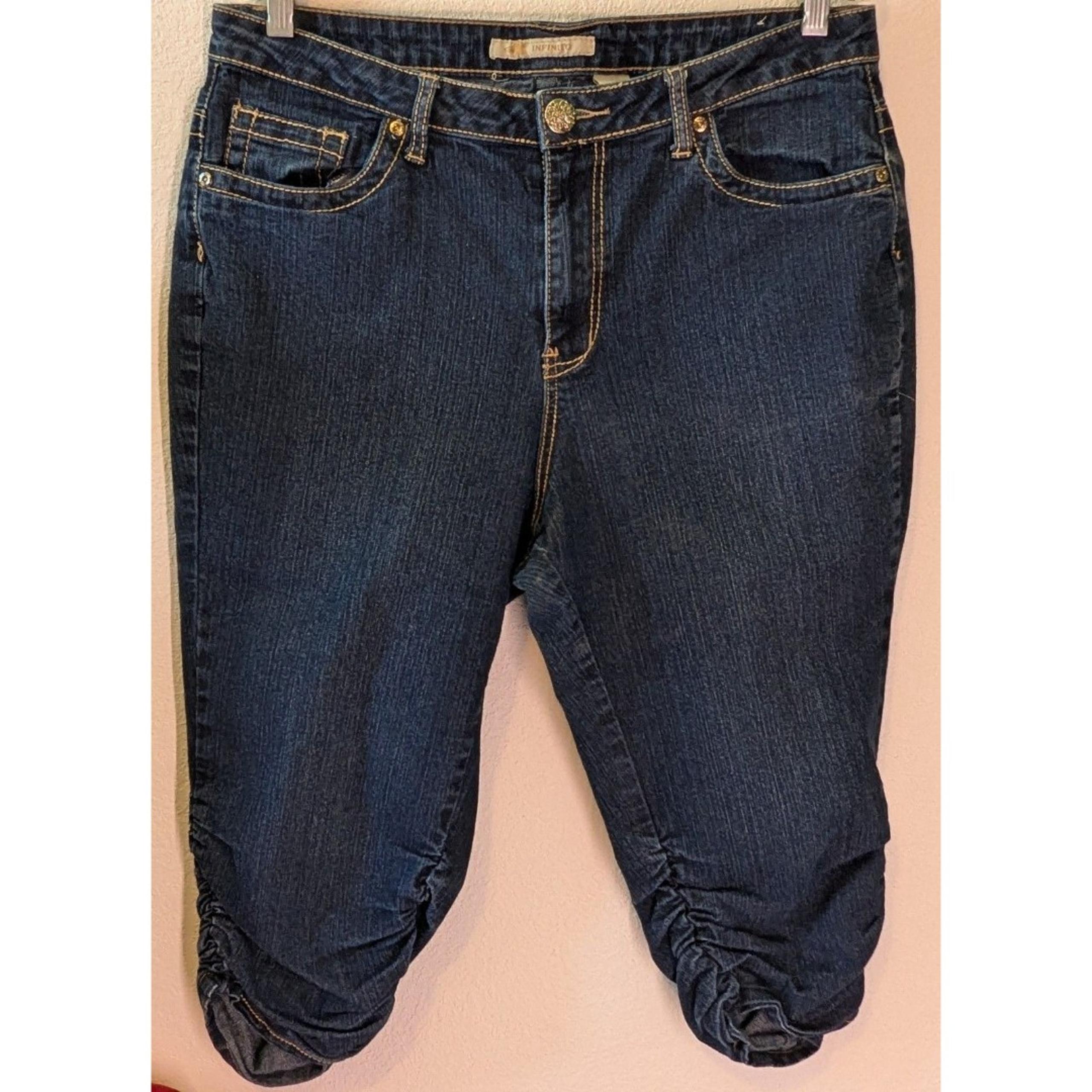 Infinito Women’s Jeans Capris Button Blue  Size 15/16 (35x33) (739)