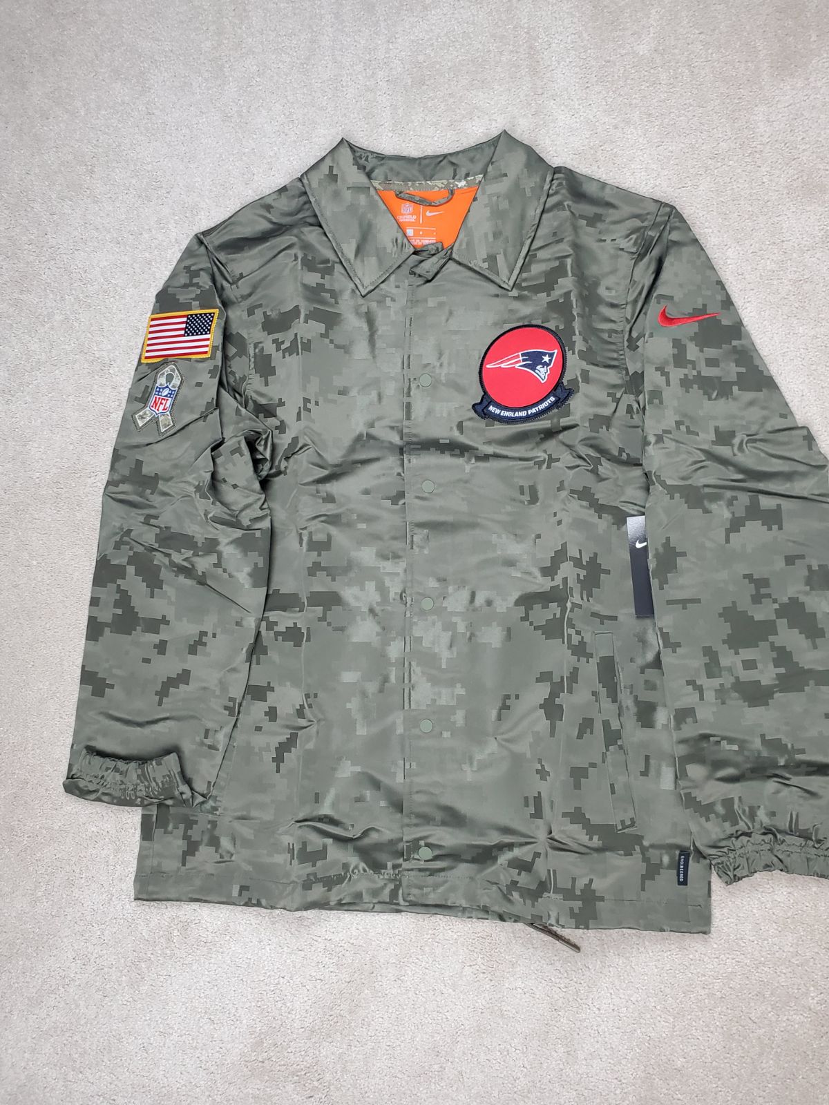 New England Patriots Nike Camo 2019 Salute to Service Sideline Jacket Size L.