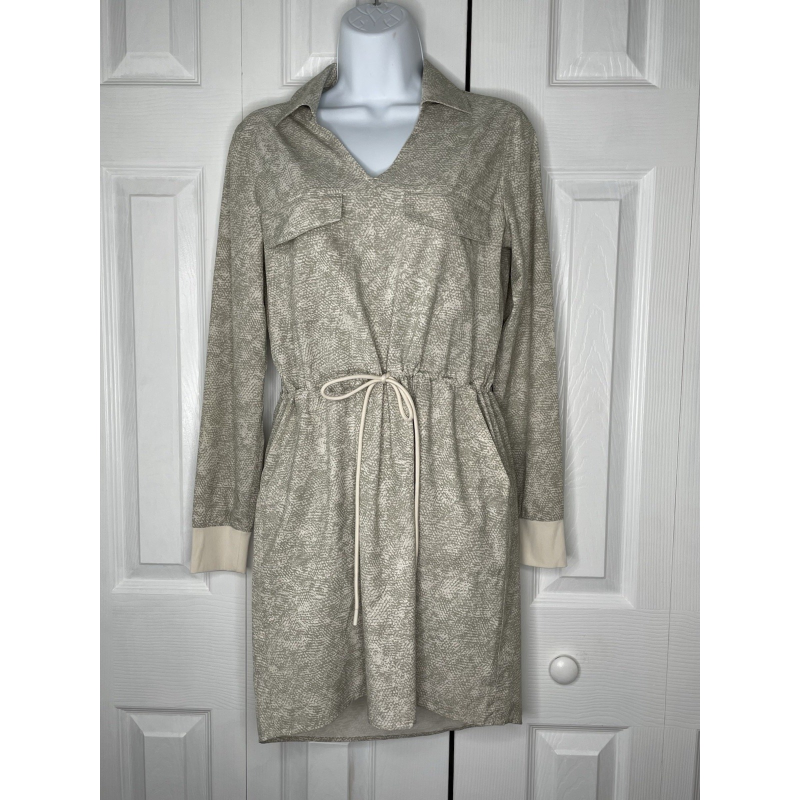 Athleta Dress Medium Womens Collared Shirt Dress in Gray Snake Size XS NWOT NEW